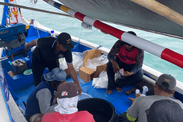 潜水してサンゴを採取するダイバーたち