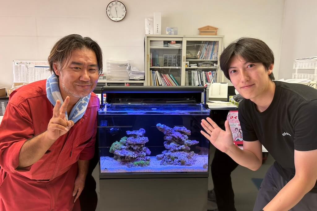 佐藤石油様エントランスに水槽設置した際の、記念撮影