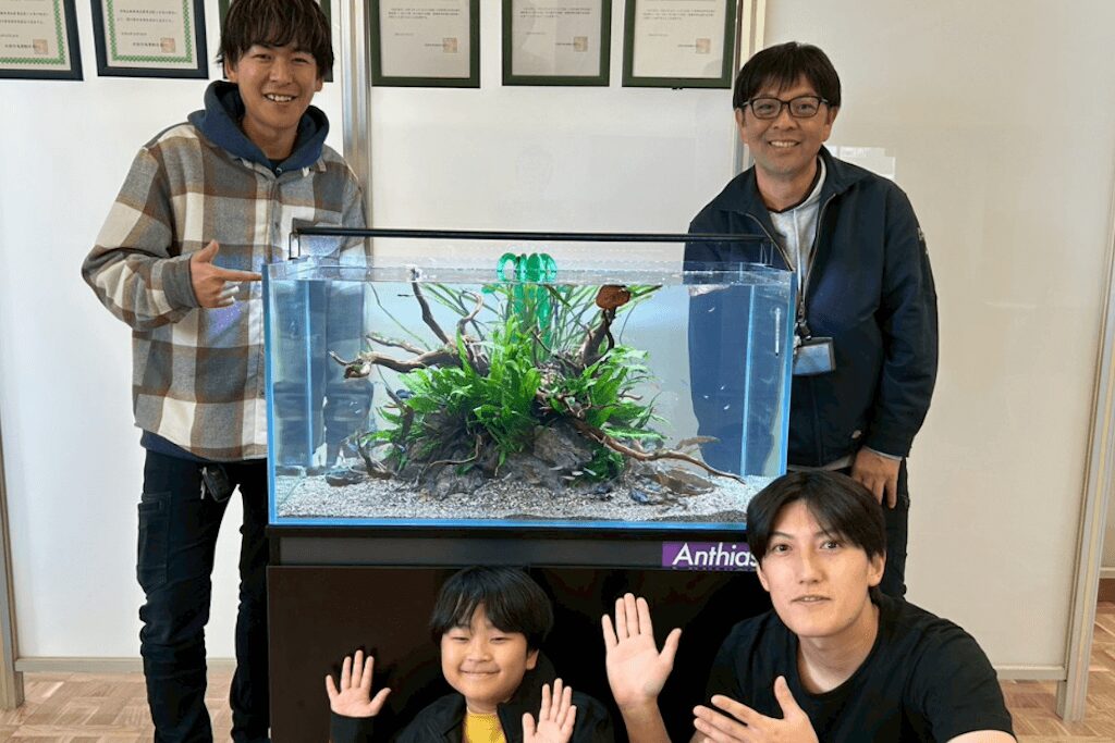 新潟ガラスリサイクルセンターに水槽を設置した際の集合写真