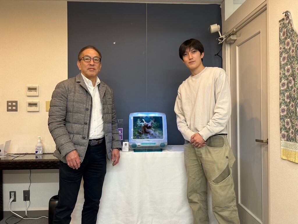 水槽アート設置の記念写真